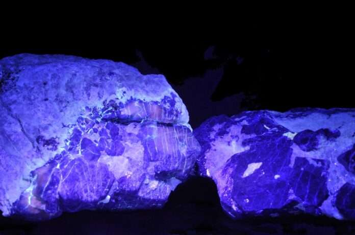 Lazurite: Color, magical and healing properties, who it is suitable for, interesting facts