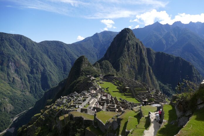 Riddle of Machu Picchu: Mystery, Artifacts, Versions